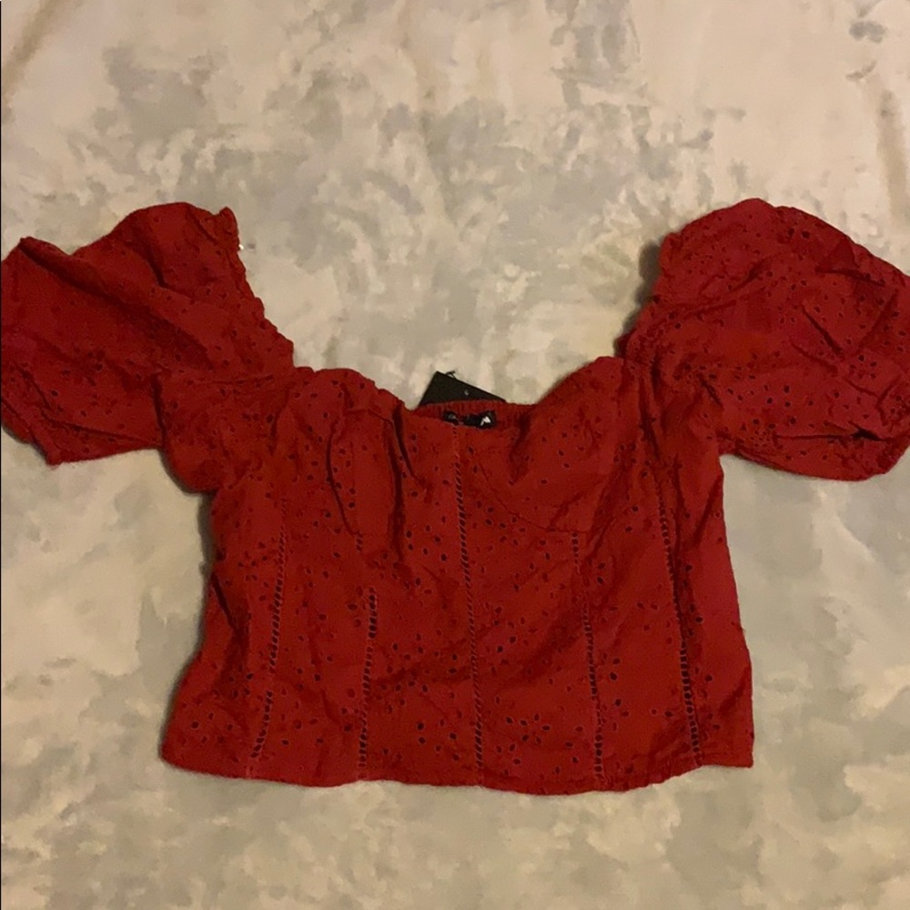 Cropped dark red shirt